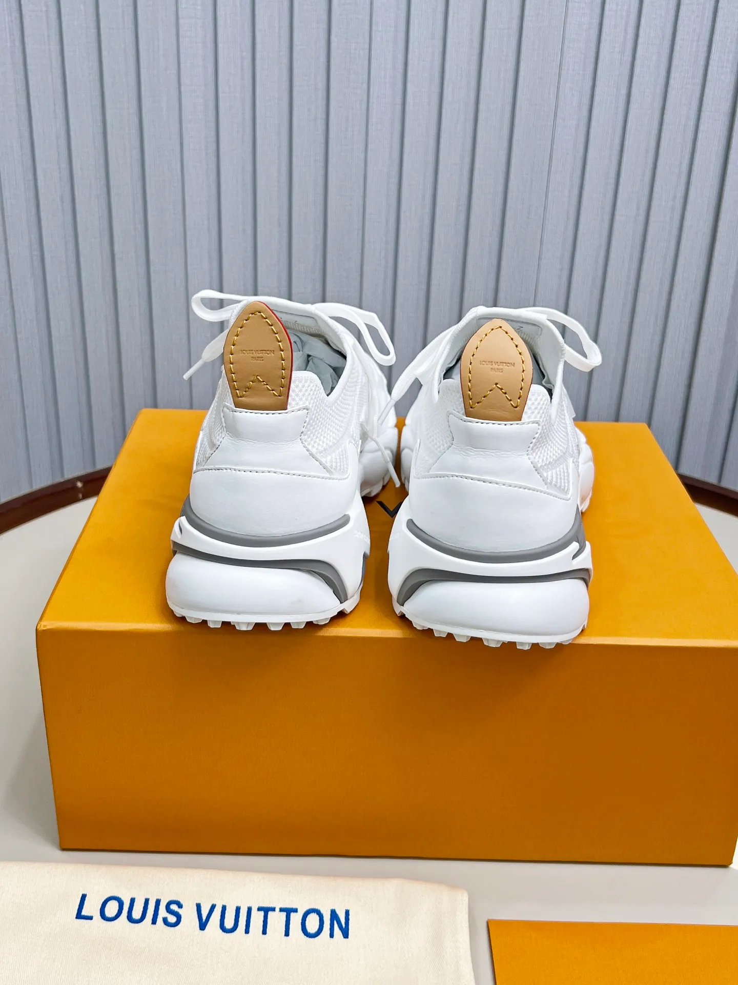 Top version: 560💰 LV Louis Vuitton L Jialu brand Runner Tatic series thick-soled casual sports shoes running shoes Original purchase development and production This LV Runner Tatic sports shoe is blended with fly-knit fabric material to interpret the inspiration of traditional mountaineering shoes. The LV letters are written on one side, the Louis Vuitton logo, and the light and wear-resistant rubber outsole complete the whole package. The delivery counter is exquisitely packaged🛍📦 ▪️Fabrics: Original imported custom fly-knit fabric ▪️Inner lining: Original custom-made breathable mesh ▪️Sole: Original molded anti-slip rubber combination material ▪️Sole thickness: 4CM ▪️Size: Men's 39-45